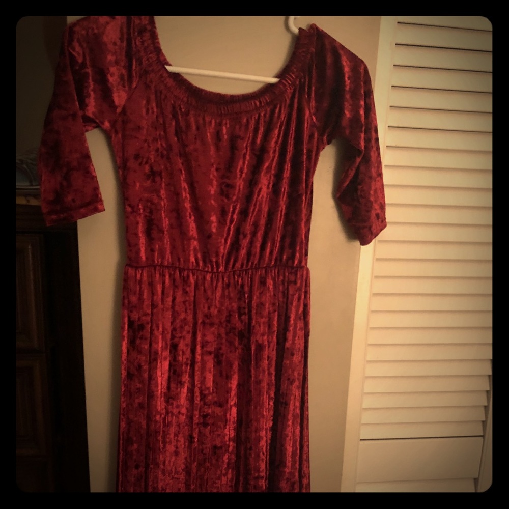 Wine- colored crushed velvet dress